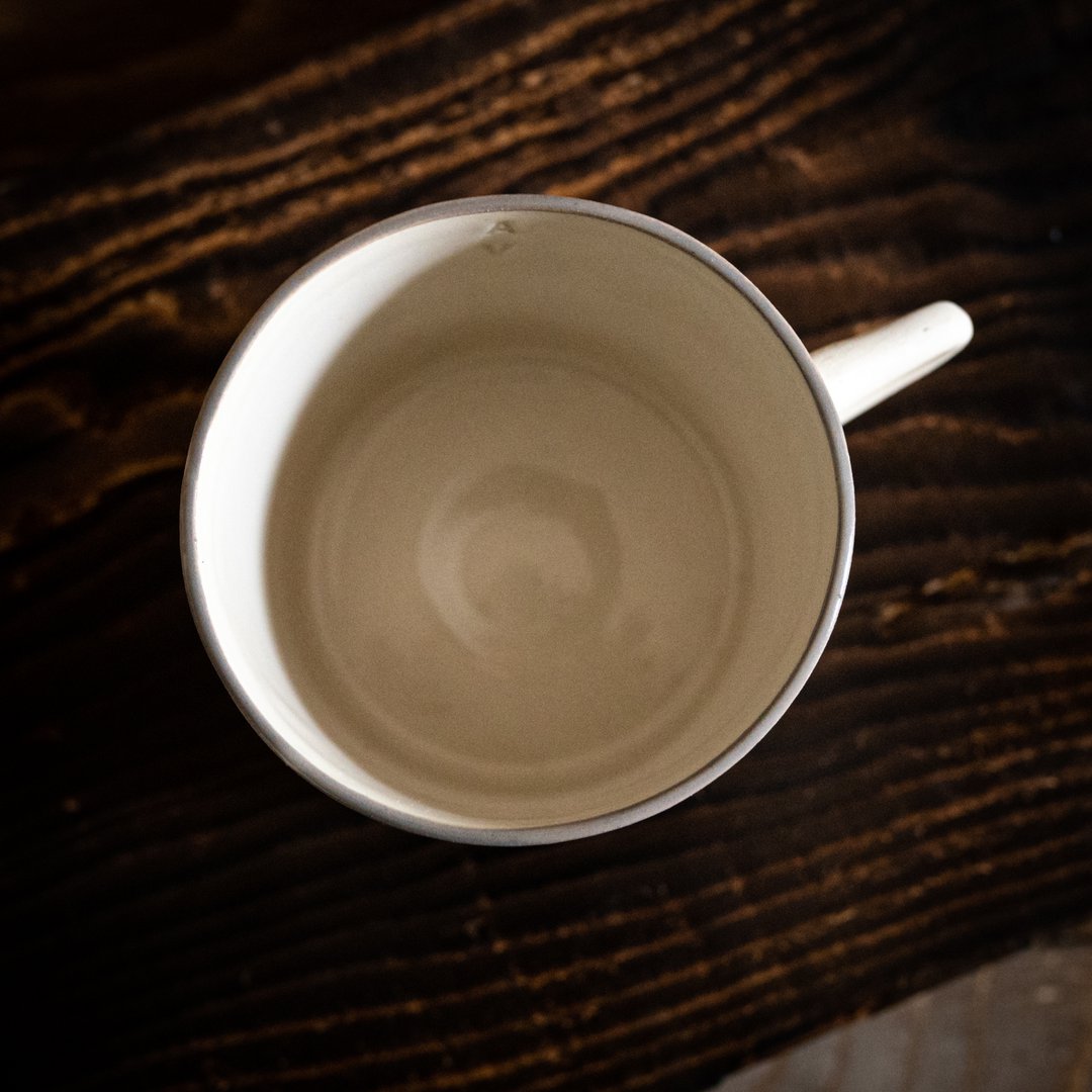 Deux tasses généreuses et agréables à tenir.  Destinées à la dégustation de votre café ou votre cappuccino préféré.  Usage quotidien.