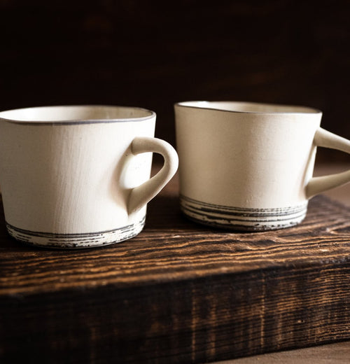 Deux tasses généreuses et agréables à tenir.  Destinées à la dégustation de votre café ou votre cappuccino préféré.  Usage quotidien.